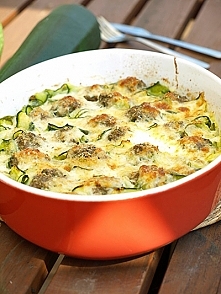 Makaron z cukinii zapiekany z pulpecikami w sosie śmietanowo-koperkowym