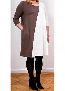 Rozkloszowana sukienka
Fason kryjący niedoskonałości figury
Wyszczuplające ukośne cięcie
Piękne połączenie ecru i brudnego różu
Asymetryczny dekolt
Kieszenie w szwach