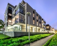 Warszawa – zespół 2 budynków mieszkalnych, wielorodzinnych z usługami na parterze i garażem podziemnym przy ul. Bartyckiej w dzielnicy Mokotów.

Budynki mają układ tarasowy z ek...