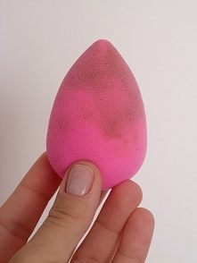 Jak myć tą gąbeczkę ? 
próbowałam mydłem , szamponem, płynem do naczyń, płynem do demakijażu, pucuje i pucuje a tu nici .