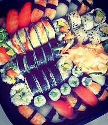 śniadanie - sushi! Oczywiście nie wszystko, 9 kawałków a do tego pasta wasabi i marynowany imbir. W sumie 210 kcal :)