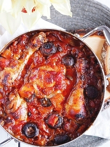 Kurczak duszony w piekarniku w sosie pomidorowym, z dynią, pieczarkami i oliwkami Jamiego Olivera.