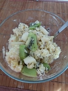 na drugie śniadanie kasza jaglana, pół zblendowanego banana, kiwi, gruszka i chia