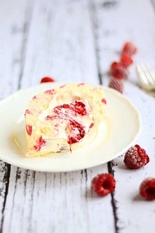 Malinowa rolada z wzorkiem