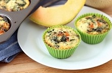 Składniki:

- pół pęczka pietruszki,

- posiekany szczypiorek,

- 1 pomidor malinowy,

- mozarella w małych kawałkach (ta w saszetce),

- 1/2 czerwonej papryki,

- 5-6 pieczarek...