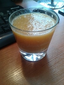 1 pomarańcz
1 jabłko
1 łodyga selera naciowego
woda (według uznania)
Polecam pyszne :)