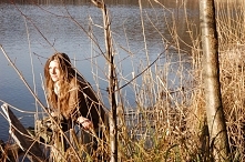 Więcej po kliknięciu w zdjęcie

Najpierw usłyszałam pisk opon i dźwięk zgniatanej karoserii, potem poczułam przerażanie, szybkie i gwałtowne. Nie moje — jej. Ja czułam… ulgę. Wr...