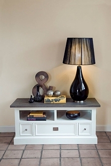 Biała szafka RTV z kolekcji Olsen wykonana z drewna dębowego.
Cała kolekcja oraz wiele więcej mebli dostępne na seart.pl