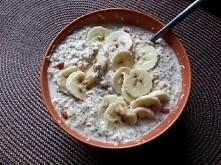Nocna owsianka: ok. 50g płatków owsianych górskich; po łyżce otrąb pszennych, wiórków kokosowych i mielonego siemienia lnianego; łyżeczka nasion chia; łyżeczka jagód goi; zalane...