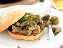 CZOSNKOWE PIECZARKI PODANE Z WITBIEREM SKŁADNIKI: - 1/2 kg pieczarek - 2 łyżki masła - 1 cebula - 3 ząbki czosnku - pieprz - sól - szczypta pieprzu cayenne - szczypiorek lub nat...