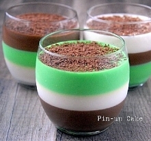 CZEKOLADOWO - MIĘTOWA WERSJA PANNA COTTY Składniki na 3 porcje o pojemności 350 ml lub 4 o pojemności 250 ml: 500 ml śmietany kremówki 30 % 500 ml mleka 150 g cukru ok. 80 g gor...