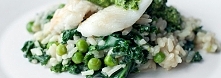 RISOTTO Z JARMUŻEM I GROSZKIEM, Z FILETAMI BIAŁEJ RYBY I PESTO