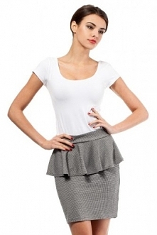 Ołówkowa mini spódnica z ozdobną baskinką