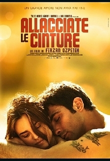 ZAPNIJCIE PASY
Wrażliwa kelnerka Elena (Kasia Smutniak) ulega fascynacji przystojnym mechanikiem samochodowym Antonio (Francesco Arca), choć zdaje się, że wszystko ich różni. Ch...