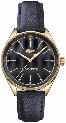 granatowy zegarek Lacoste ze skórzanym paskiem tłoczonym w uroczą krateczkę. Fakturę przeniesiono również na tarczę zeegarka. Przy indeksach widnieją piękne kryształki