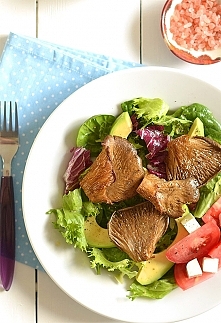 Sałata z pieczonymi boczniakami i awokado w stylu fit