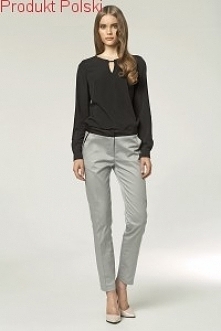 Damskie spodnie z lamówką 
na linii bioder w czarnym kolorze. Połączenie materiału 
z domieszką elastycznych włókien zapewniają doskonałe dopasowanie do kobiecej sylwetki.