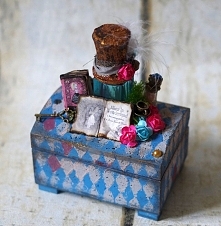 kuferek na obrączki w stylu Alicji w Krainie Czarów