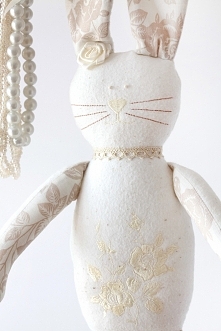 ...króliczek w odcieniu beżu i ecry z haftowanym brzuszkiem...wyjątkowa przytulanka dla dziecka ;-)