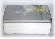 Subtelna, delikatna i unikatowa skrzynka z cytatem Jana Pawła II> idealna na prezent komunijny. Wykonam na zamówienie. W razie zainteresowania proszę pisać w komentarzu.
