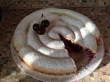 - 500 g wiśni (bez pestek) - 100 g cukru - 200 g miękkiego masła - 400 g mąki - 250 g jogurtu - 1 opakowanie proszku do pieczenia - 1 paczka cukru wanilinowego REKLAMA Ciasto: M...