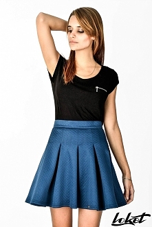 Loket T006
ŚLICZNA SPÓDNICZKA W KONTRAFAŁDY 
Spódniczka 
w kontrafałdy z bardzo ładnej wyciskanej tkaniny 
Idealnie wpisuje się w najnowsze trendy modowe.
To fason idealny dla C...