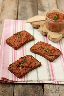 Pasta z czerwonej fasoli i suszonych pomidorów
chilliczosnekioliwa.pl /2014/05/pasta-z-fasoli-z-suszonymi-pomidorami.html#