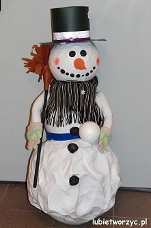 Giga bałwan wykonany techniką papier mache