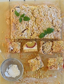 Kruche ciasto z pianką waniliowo-śmietankową i śliwkami