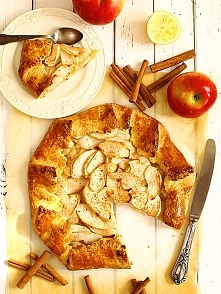 Rustykalna tarta z jabłkami i świeżo startym cynamonem - film video