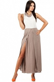 Beżowa biała sukienka o długości maxi