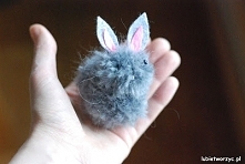 Filmik ukazujący sposób tworzenia uroczego zajączka (vel króliczka) z wełnianych pomponów