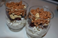 FIT ŚNIADANIE Składniki: twarożek wiejski otręby gryczane ze śliwką otręby owsiane orzechy np. nerkowce żurawina suszona siemię lniane 3 śliwki suszone