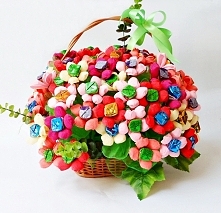 Kosz z cukierkami i kwiatami z krepiny- różne ilości do wyboru 
Więcej na kwiatyupominki.net