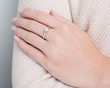 Pierścionek z diamentem wyk...