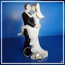 nasza figurka na tort <3 i post na blogu "Obrączki – małżeński must have!"