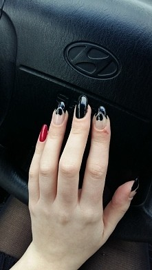 black and red nails 