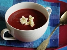 Zupa krem z czerwonych buraczków z kajmakiem.