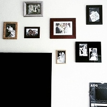 ściana ze zdjęciami