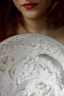 Piękna dziewczyna w przepisie na bitą śmietanę... ;)