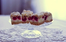 Pyszne ciasto z pianką śmietankową i malinami