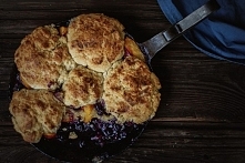 Cobbler borówkowo-brzoskwiniowy