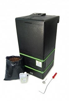 Kompost tworzy się szybciej, gdy w pojemniku panuje podwyższona temperatura. Pomocny będzie tutaj kompostownik termiczny z funkcją grzewczą.