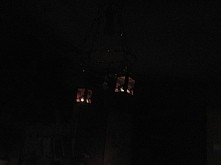 .Potrzeba lampe(z żerandolem i 2 haczykami) i świecznikòw typu latarenka.... WIECZOREM PO ZGASZENIU ŚWIATŁA PIĘKNIE WYGLĄDA.