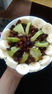 Bardzo zdrowo .. jogurt grecki,kiwi,banan,płatki owsiane, pestki słonecznika, rodzynki i miodzik żeby byli troszkę slodziej.. pychotka 