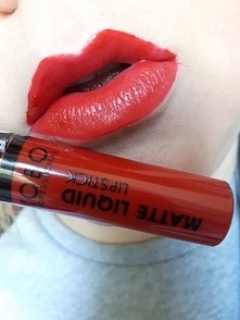 Jedna z najgorszych pomadka matowych. nie zasycha. rozmazuje sie. Nie jest wcale matowa. nie trwała. jedyne co to kolor cudny