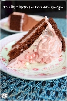 Pyszny torcik z kremem truskawkowym i czekoladą - przepis po kliknięciu w zdjęcie