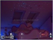 Oświetlenie sypialni gwieździste niebo w eleganckiej i gustownej sypialni jest dekoracją idealnie wypasującą się we wnętrze. Projekt małej sypialni, czy projekt małej sypialni z...