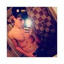 Uwielbiam kiedy chłopacy są szczerzy ., mili, i nie wstydzą się wysyłać zdjęć bez koszuli.  Wychodzą na nich bosko 

przynajmniej ja tak sądzę