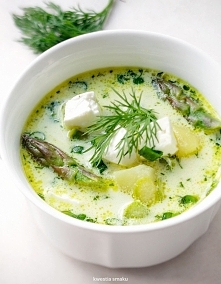 WIOSENNA ZUPA ZE SZPARAGAMI, ZIEMNIAKAMI I FETĄ
